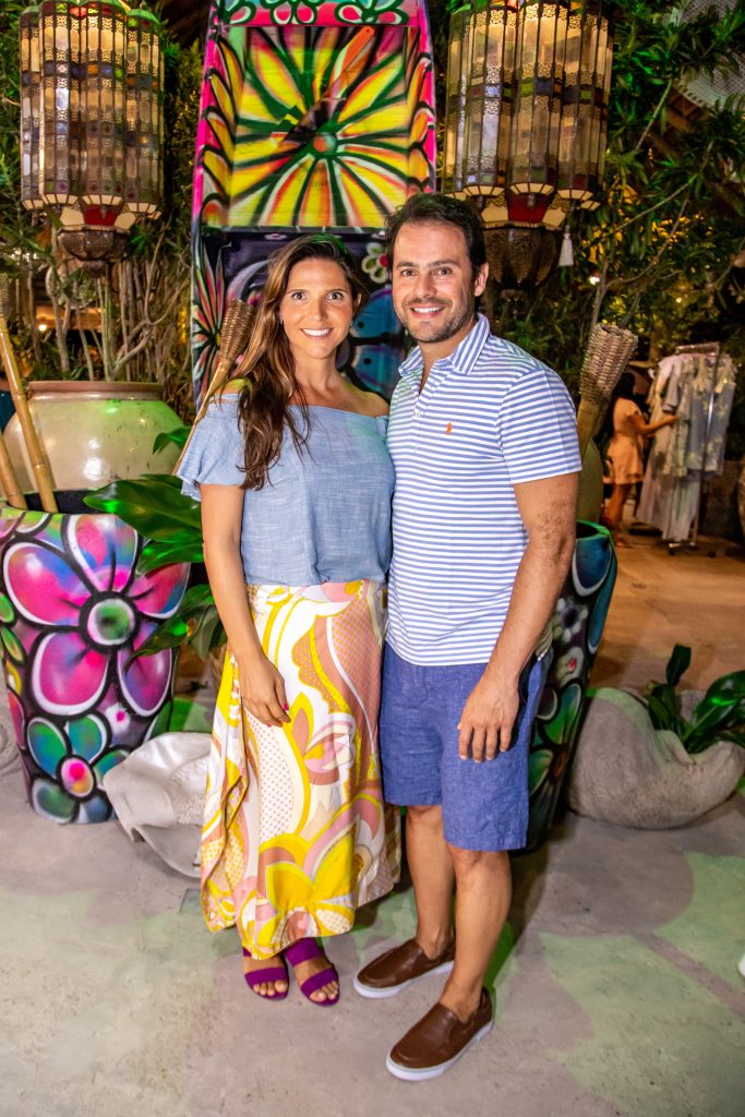 Foto de Marja Zaluski e Rodrigo Marrone no jardim da moda vlk