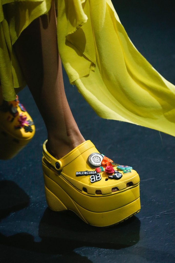 Imagem mostra crocs da Balenciaga