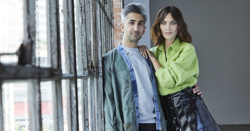 A imagem mostra os apresentadores da série Next in Fashion, Tan France e Alexa Chung
